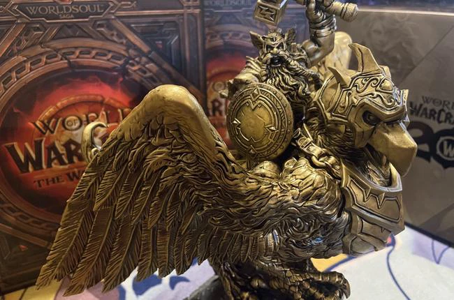 The War Within 20th Anniversary Collector's Edition: Gryphon Rider Statue, Art Book, and Exclusive Pin